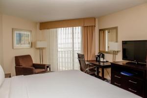 Ένα ή περισσότερα κρεβάτια σε δωμάτιο στο Holiday Inn Corpus Christi Downtown Marina, an IHG Hotel