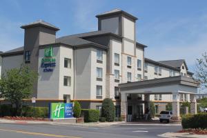 un bâtiment d'hôtel avec un panneau devant lui dans l'établissement Holiday Inn Express & Suites Charlotte-Concord-I-85, an IHG Hotel, à Concord