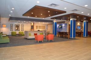 הלובי או אזור הקבלה ב-Holiday Inn Express & Suites - Charlotte NE - University Area, an IHG Hotel