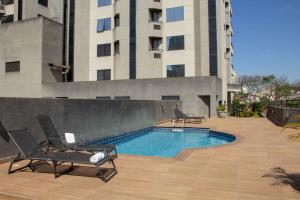 a swimming pool in front of a building at Aparthotel Twin Towers in São Bernardo do Campo