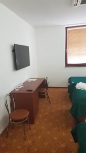 Televízia a/alebo spoločenská miestnosť v ubytovaní Penzión Poľovník