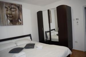 Un dormitorio con una cama y un espejo grande. en Sunrise, en Alba Iulia