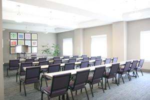 Area bisnis dan/atau ruang konferensi di Holiday Inn Express Hotel & Suites Clute-Lake Jackson, an IHG Hotel