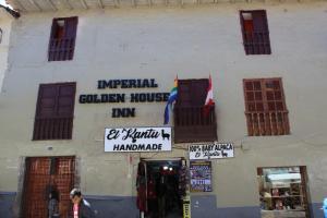 un edificio blanco con un cartel delante en Imperial Golden House Inn, en Cusco
