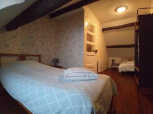 En eller flere senge i et værelse på Le Moulin des Valignards - Chambres d'hôtes