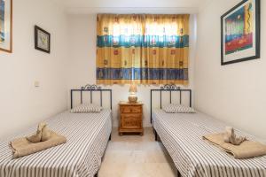 2 camas individuales en una habitación con ventana en Flatguest Mogan + Beach + 2Bdr + Terrace, en Mogán