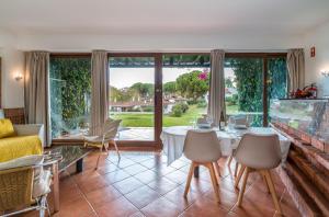 a living room with a table and chairs at Pedras del Rei, Nature and Beach Apartment in Tavira