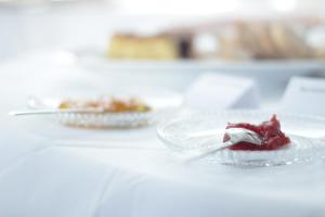 une table blanche avec deux assiettes de nourriture dans l'établissement La Posada de las Casitas, à Ampudia