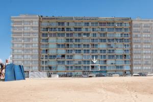 ein großes Gebäude am Strand neben dem Strand in der Unterkunft Res Helix 1slp kamer app Zeezicht en Parking in Middelkerke
