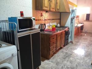 cocina con microondas y encimera en Style Malargue a 100 mtrs del centro,ubicadisimo en Malargüe