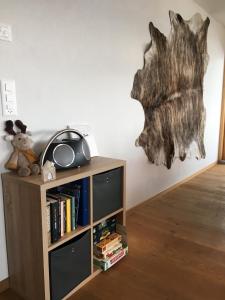 een kamer met een boekenplank en een radio bij Ski-In, Ski-Out 4, Veysonnaz in Veysonnaz