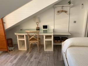 a desk in a bedroom with a bed and a desk at Alojamiento Museo Carmelitano Alba de Tormes in Alba de Tormes +62 photos