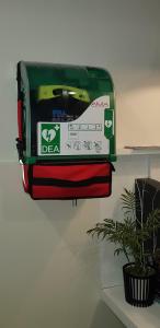 a green toaster hanging on a wall next to a plant at Hotel Malecon in O Barco de Valdeorras