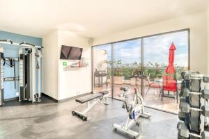 un gimnasio con equipo cardiovascular y una gran ventana en Zulim Condo - 302 en Playa del Carmen
