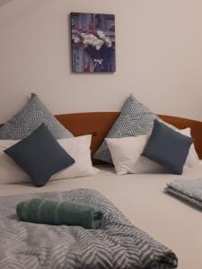 Posteľ alebo postele v izbe v ubytovaní Kamilla Apartman Villapark