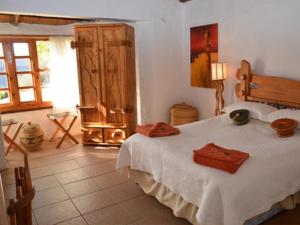 1 dormitorio con 1 cama con 2 toallas en Antbear Eco Lodge Drakensberg, en Emhubeni