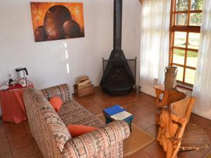 sala de estar con 2 sofás y chimenea en Antbear Eco Lodge Drakensberg, en Emhubeni