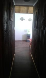 un pasillo con una puerta que conduce a una habitación en Cabaña 2 a 4 personas por dias, en Olmué