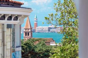 uma vista da cidade de Veneza entre edifícios em Ausonia Hungaria Wellness & Lifestyle em Veneza-Lido