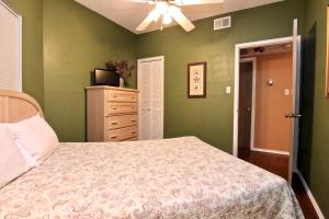 En eller flere senge i et værelse på Comal River Retreat + 21 billeder