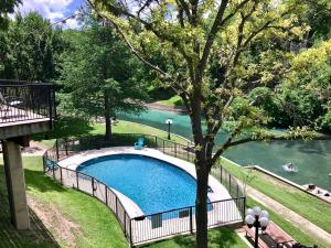 Swimmingpoolen hos eller tæt på Comal River Retreat