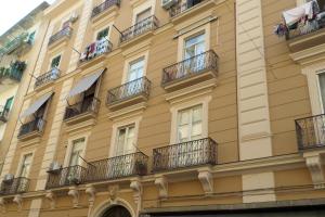 ナポリにあるB&B Mansarda del Soleの黄色の建物(バルコニー、窓付)