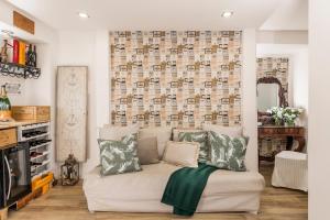 un soggiorno con divano bianco e cuscini di St.Peter's Mirror - Romantic View a Roma