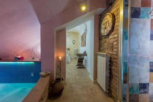 una casa con piscina in una stanza di St.Peter's Mirror - Romantic View a Roma