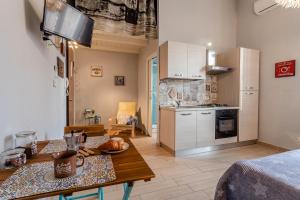 a kitchen and living room with a table and a kitchen gmaxwell gmaxwell gmaxwell at La Casa Rosa in Terni