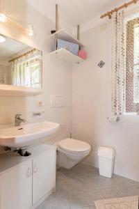 A bathroom at Lahnerhof Még 37 kép