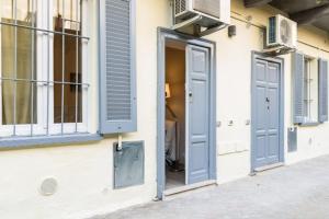 une porte ouverte sur le côté d'un bâtiment avec fenêtres dans l'établissement Ciaia Apartament, à Milan