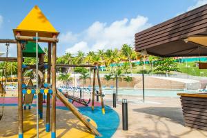 un parque infantil en un complejo con piscina en Sol Caribe Campo All Inclusive, en San Andrés