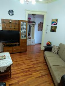 un salon avec un canapé et une télévision à écran plat dans l'établissement Almyra View House, à Skopelos