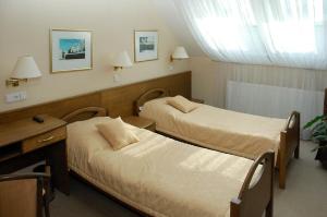 Dobřany的住宿－莫德拉弗茲達酒店餐廳，一间医院间,配有两张床和一张书桌