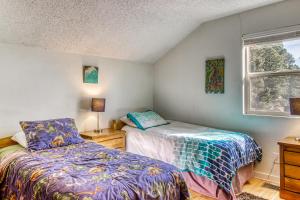 Llit o llits en una habitació de Split Pine Cabin