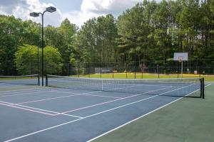 Tennis at/o squash facilities sa Fox Hollow o sa malapit