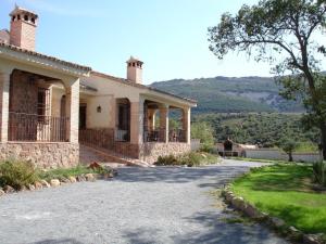 a house with a driveway in front of it at Casa Rural El Cantueso in Hontanar