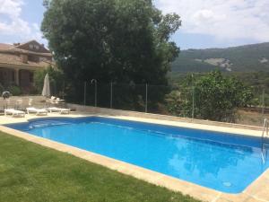 Bazén v ubytování Casa Rural El Cantueso nebo v jeho okolí