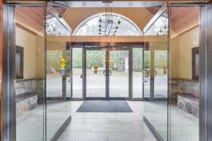 uma entrada para um edifício com portas de vidro em Northumberland Heights Wellness Retreat & Spa em Cobourg