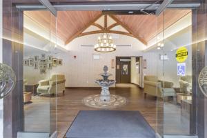 um átrio com uma sala de espera com cadeiras e uma fonte em Northumberland Heights Wellness Retreat & Spa em Cobourg