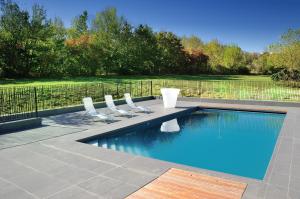 Bazen v nastanitvi oz. blizu nastanitve Relais Fasthotel Port Lauragais