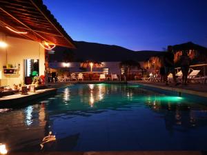 una piscina in un resort di notte di Ecocamp Huacachina a Ica