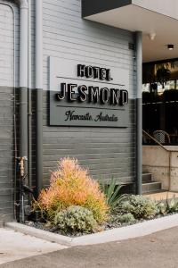 um sinal do Hotel Jesmond na lateral de um edifício em Hotel Jesmond em Jesmond