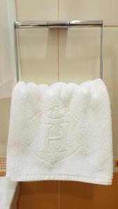 uma toalha pendurada num toalheiro na casa de banho em Hulk em Vršac