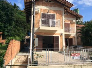 een huis met een hek ervoor bij Residencial Annabel APTO 02 in Bombinhas