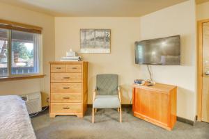 una camera con letto, sedia e cassettiera di Icicle Village Resort 508: Alpine Aurora a Leavenworth