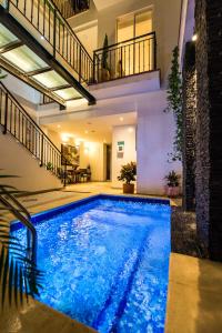 una piscina al centro di una casa di Hotel Boutique Marbore a Santa Marta