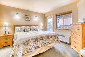 萊文沃思的住宿－Icicle Village Resort 508: Alpine Aurora，一间卧室设有一张大床和一个窗户。