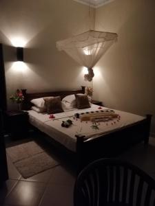 Un dormitorio con una cama grande con luz. en Methira Villa, en Aluthgama