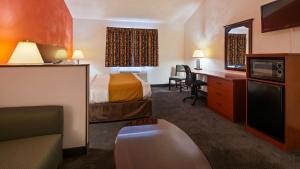 Habitación de hotel con cama y escritorio en SureStay Hotel by Best Western Greenville, en Greenville